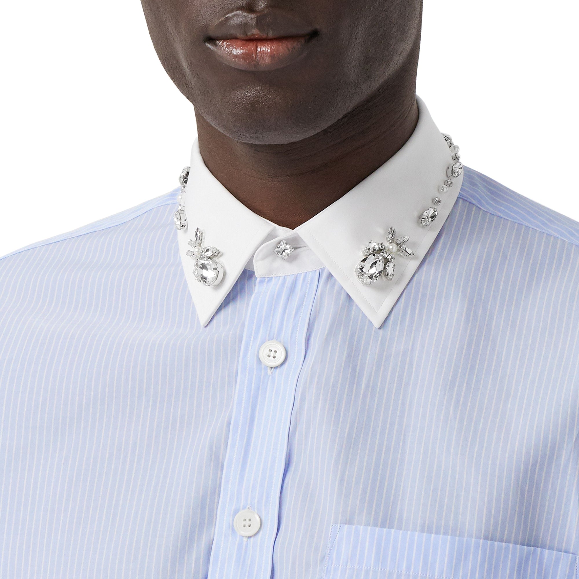 Chemise en coton à fines rayures avec ornements - Bleu pâle