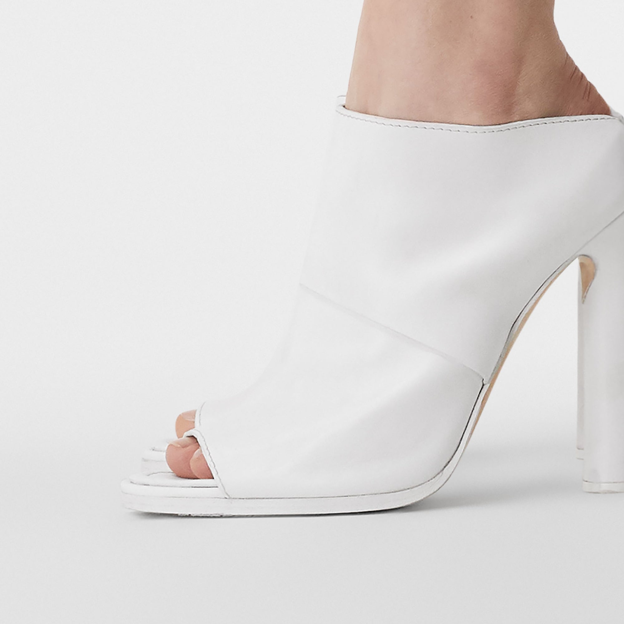 OPTIC WHITE Mules à bout ouvert en cuir