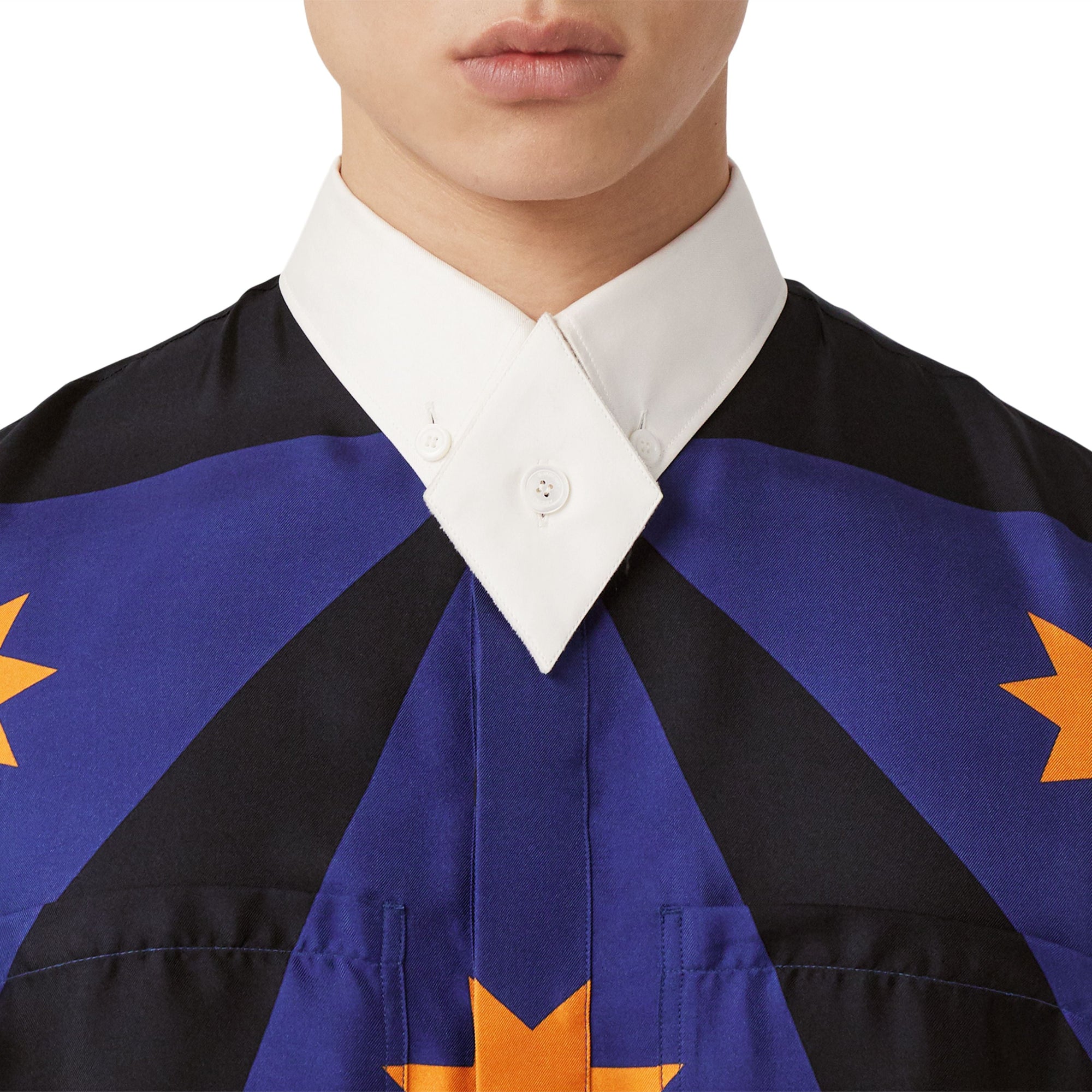 BRIGHT NAVY IP PAT Chemise tunique en soie à imprimé géométrique avec franges en fil d'or
