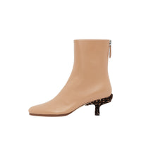 BEIGE Bottines à talon kitten heel en cuir d'agneau avec Monogram