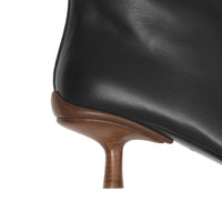 BLACK/CHESTNUT Bottines à talon kitten heel en cuir d'agneau
