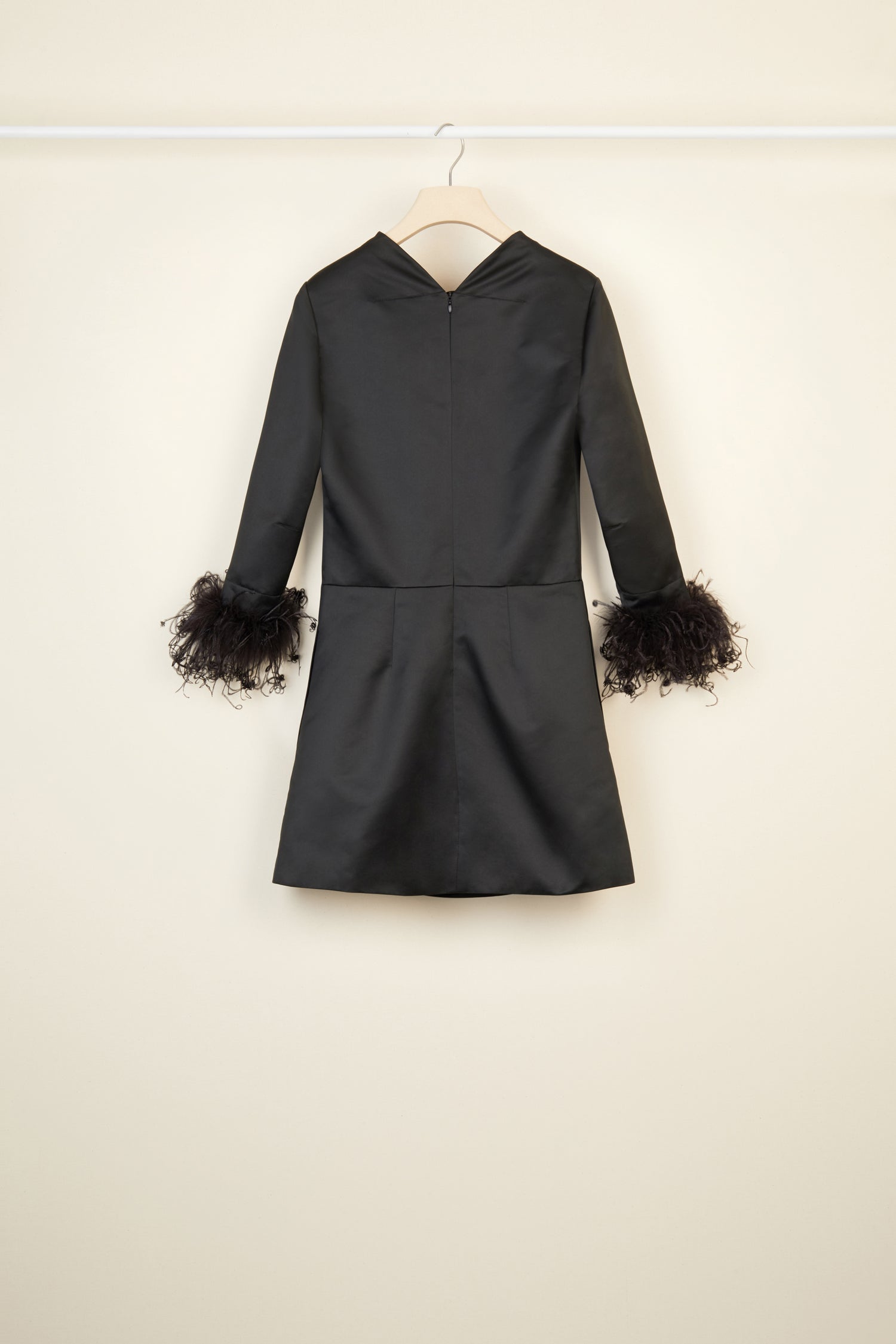 Robe en satin à poignets en plumes amovibles - Noir
