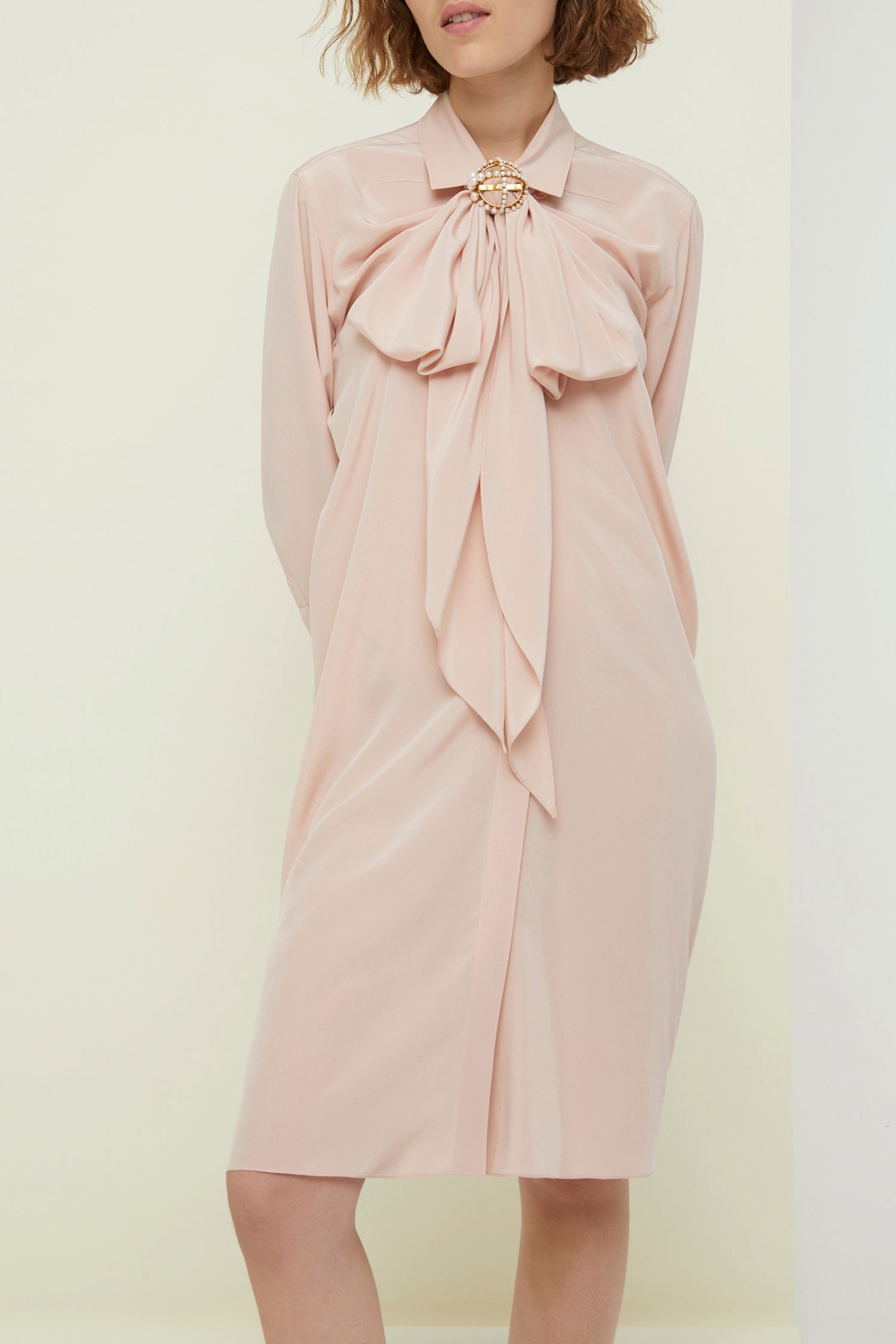 Robe chemise courte en soie à col lavallière - Beige Doré