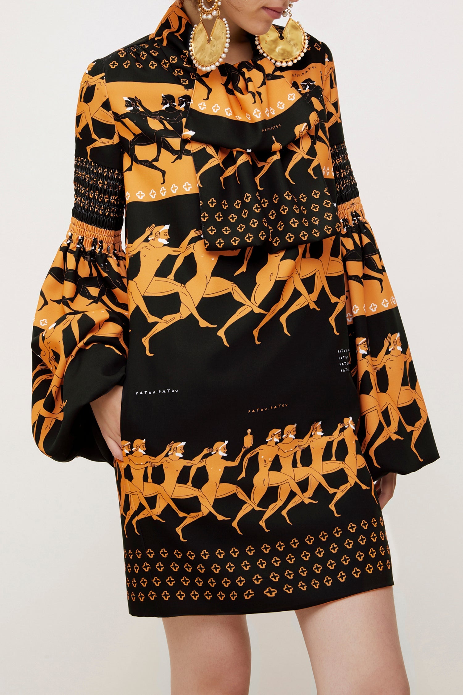Robe courte imprimée à col lavallière - Noir et ocre