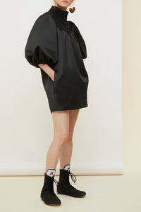 Robe courte en satin à col smocké - Noir