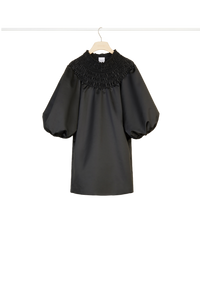 Robe courte en satin à col smocké - Noir