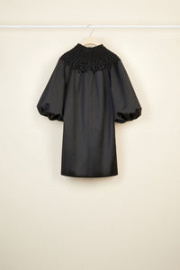 Robe courte en satin à col smocké - Noir