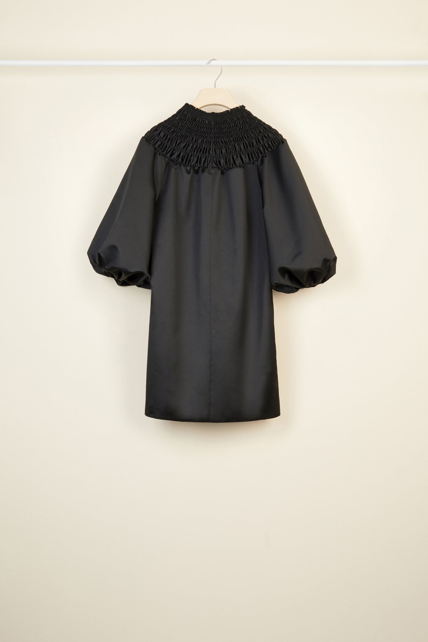 Robe courte en satin à col smocké - Noir