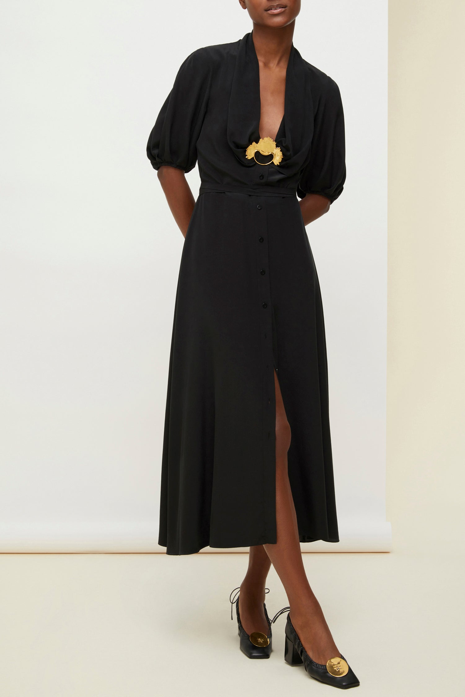 Robe chemise en soie à col drapé - Noir