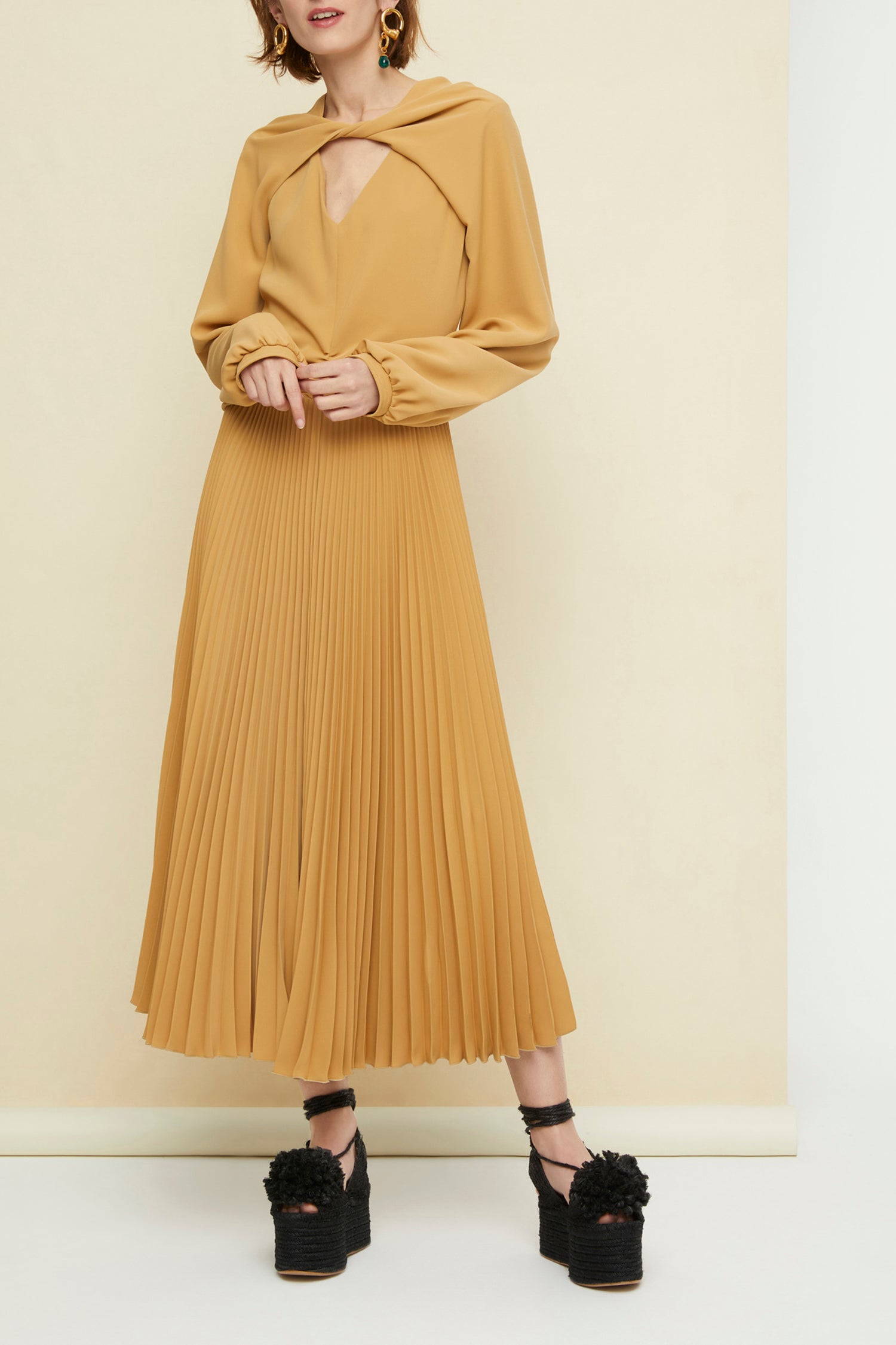 Robe midi plissée à col twist - Sable