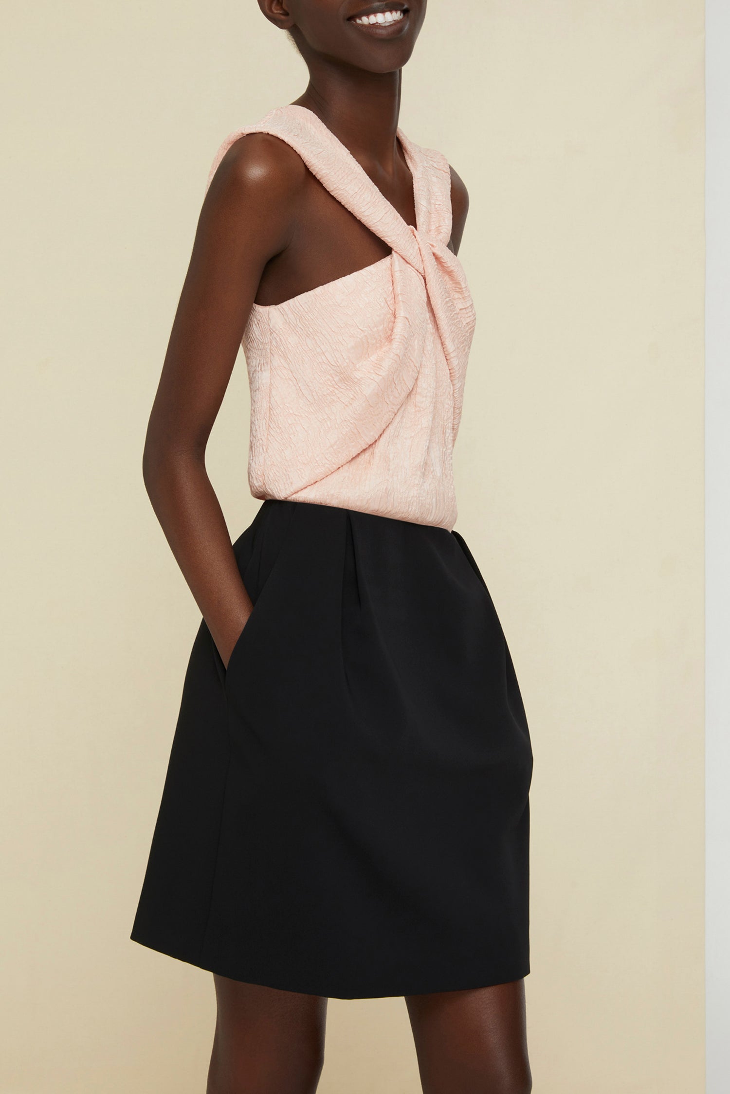 Robe courte bicolore à col twist - Rose et Noir
